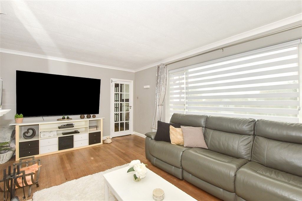 Property photo 3 of 21 Lounge