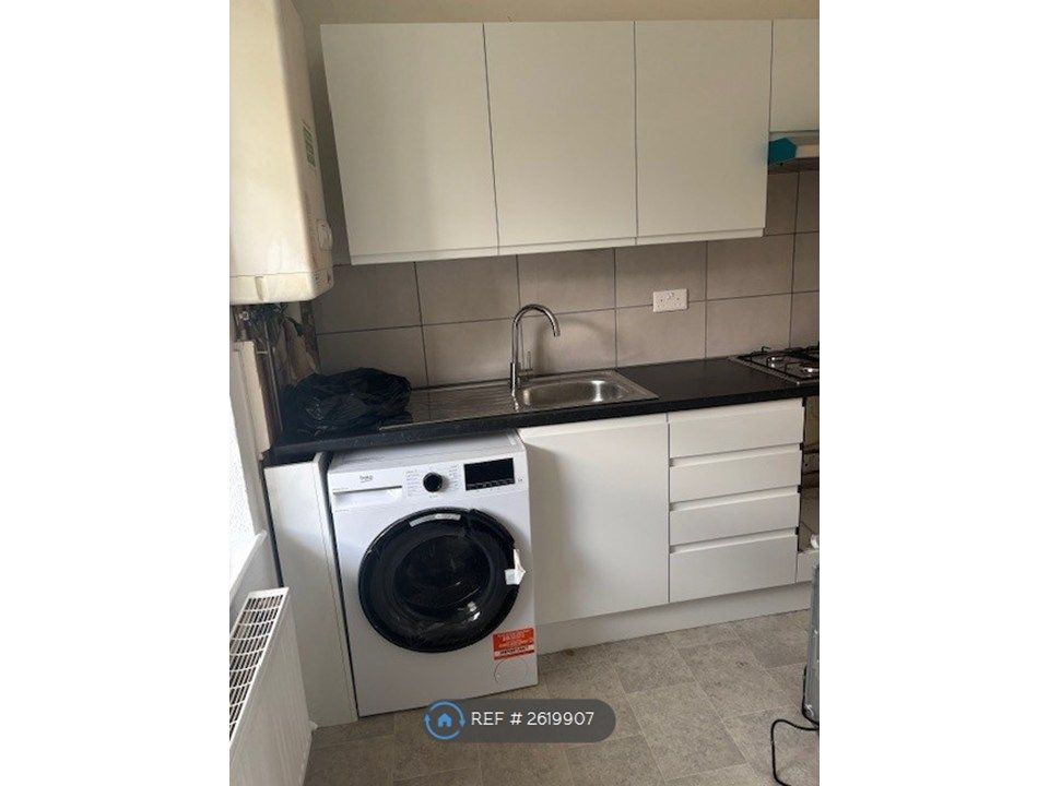 Property photo 2 of 6 Kitchen