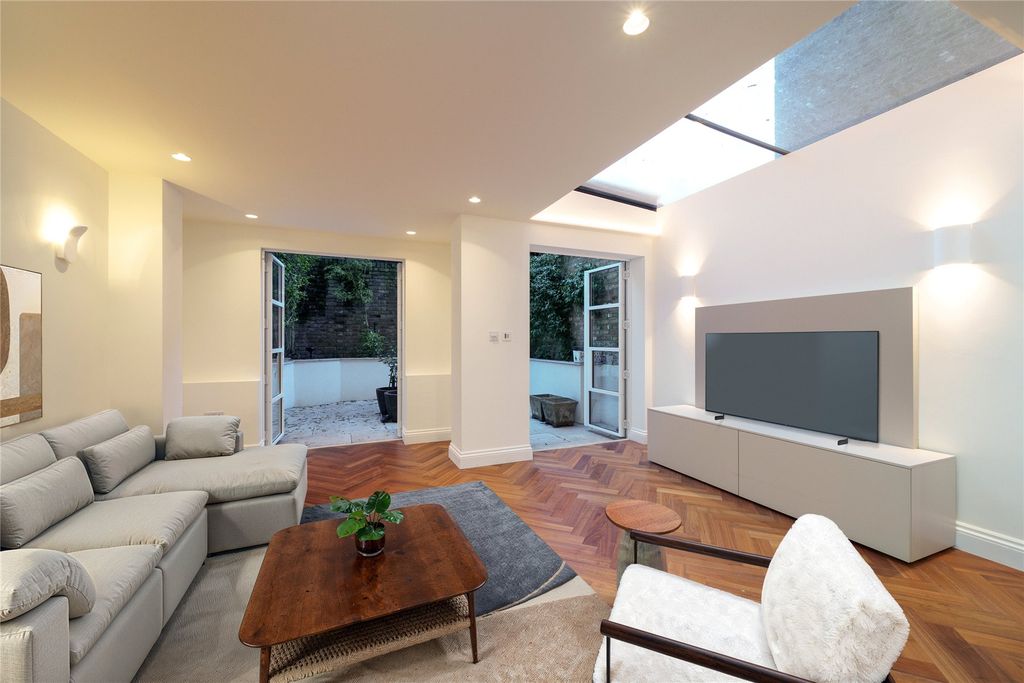 Property photo 2 of 18 Garden Room