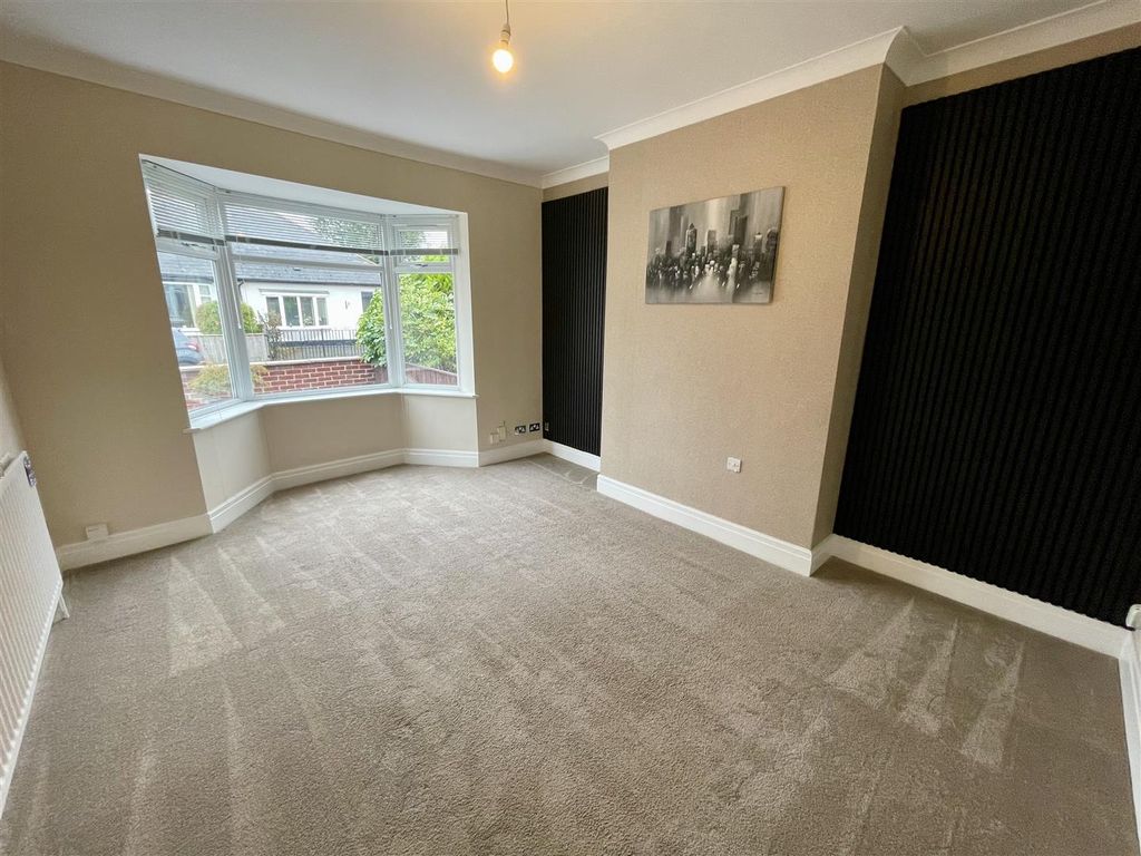 Property photo 2 of 8 Lounge