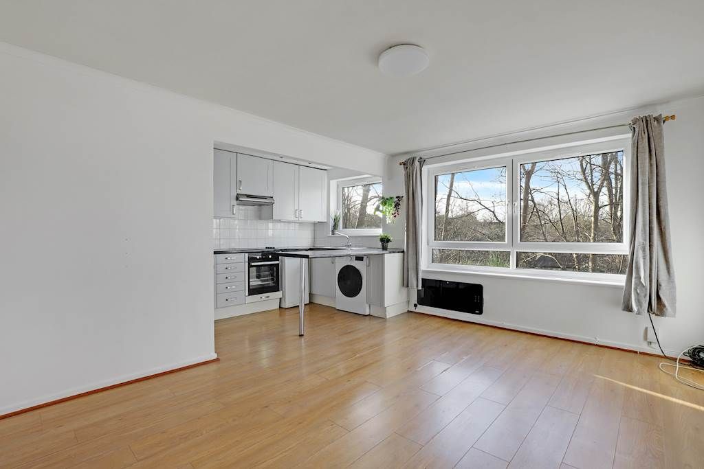 Property photo 2 of 9 05-6d29Jhhgll - 15 Eskmont Ridge - 13-Small