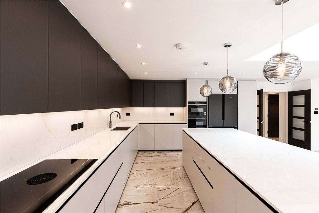 Property photo 3 of 23 House. Partnership