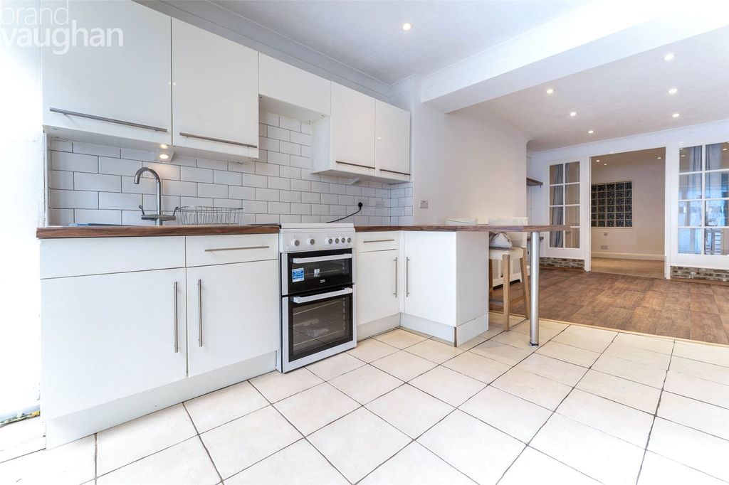 Property photo 2 of 6 Kitchen