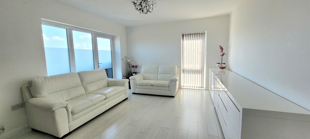 Property photo 3 of 14 Lounge