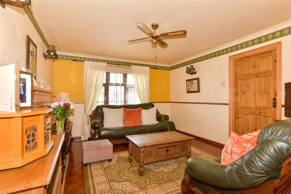 Property photo 3 of 8 Lounge