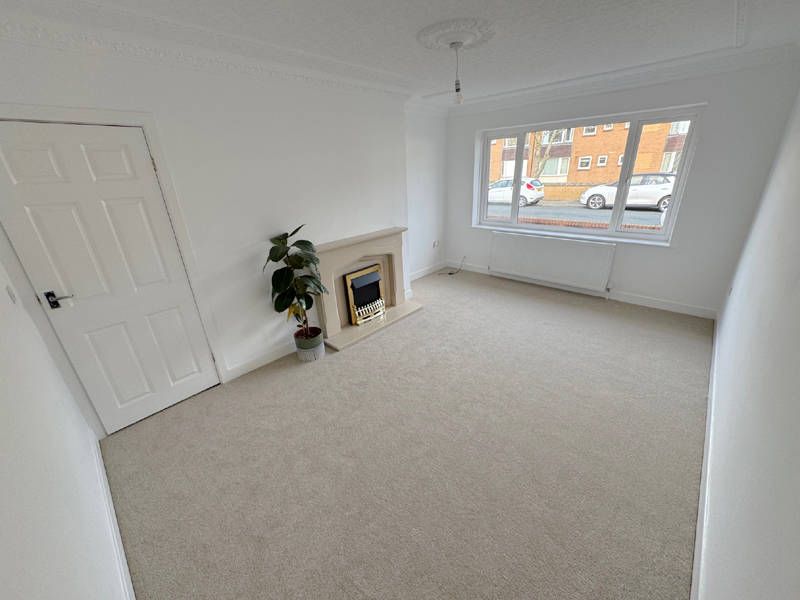 Property photo 3 of 18 Lounge