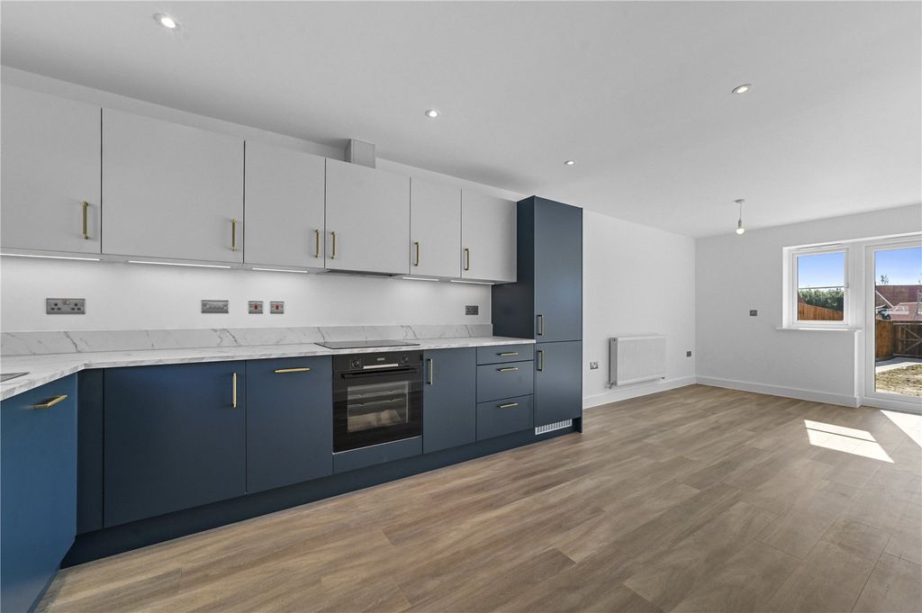 Property photo 3 of 19 Kitchen