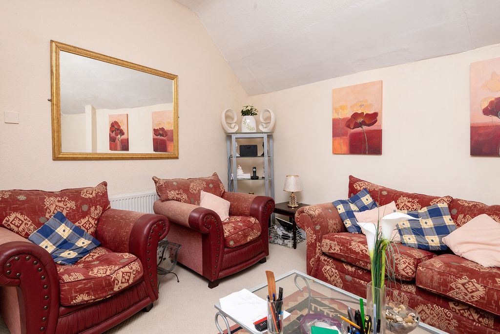 Property photo 3 of 28