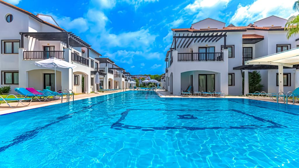 Property photo 1 of 15 Upscale Apartments &amp; Villas  For Sale In Belek, Antalya - Main View Of The Large Complex And Communal Pool
