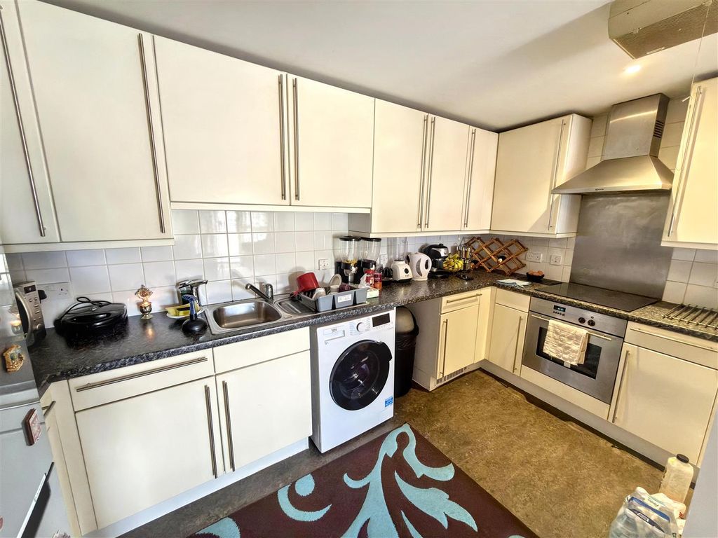 Property photo 3 of 11 Kitchen