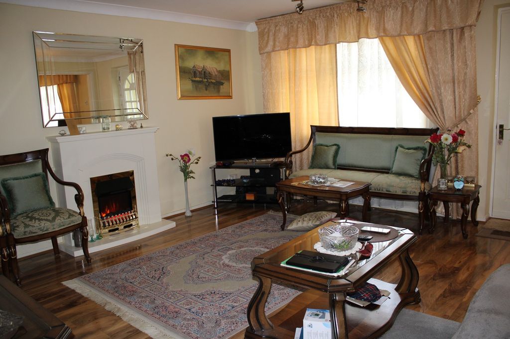 Property photo 3 of 17 Lounge