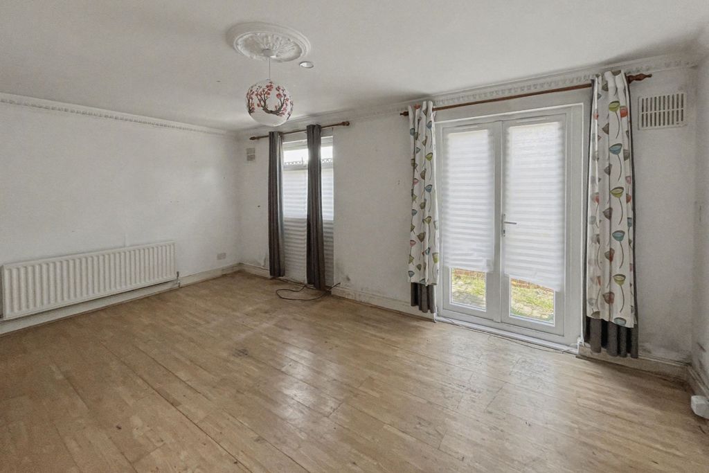 Property photo 2 of 15 1K Beulah Hill, London, Se19 3Lq
