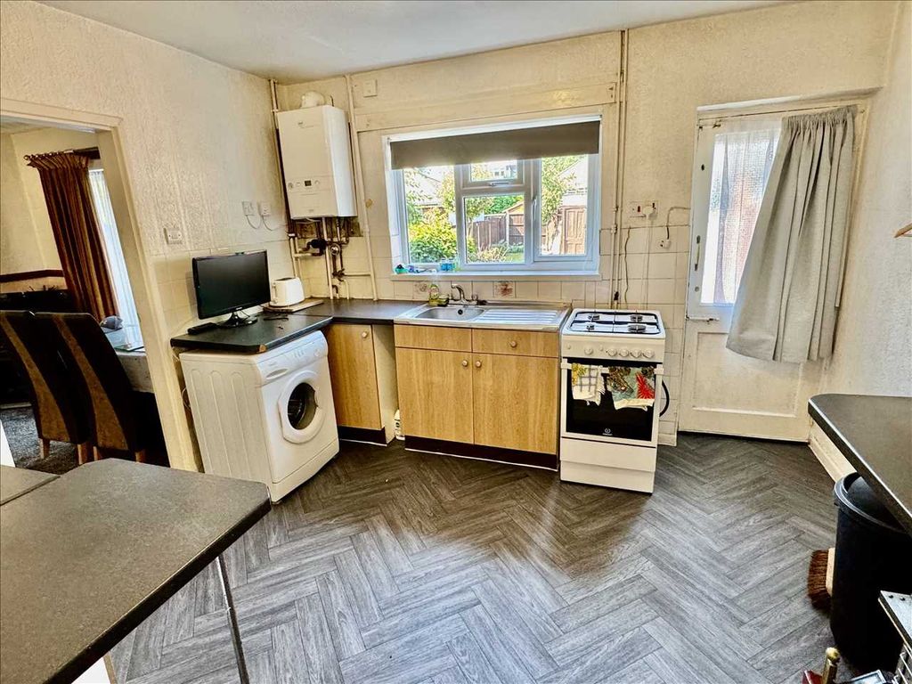 Property photo 3 of 8 Kitchen