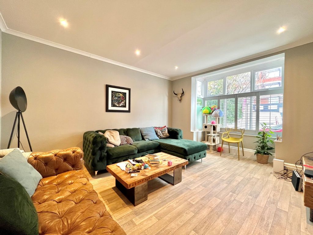 Property photo 3 of 19 Living Furnished