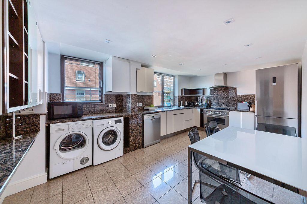 Property photo 3 of 14 Kitchen