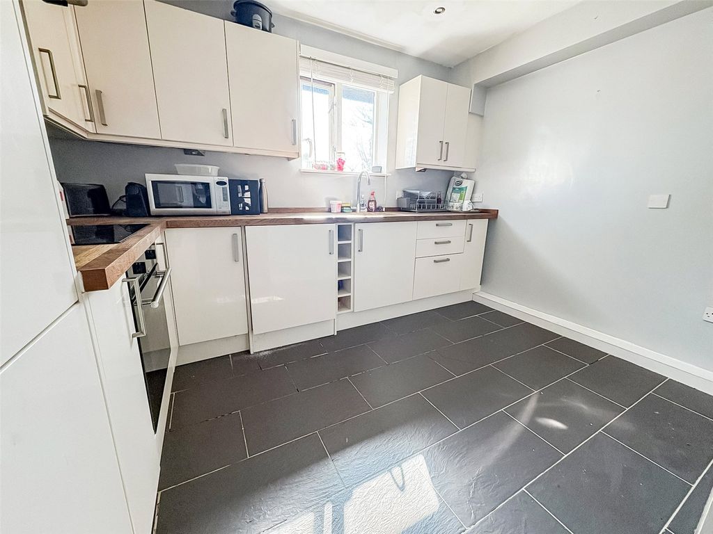 Property photo 3 of 6 Kitchen