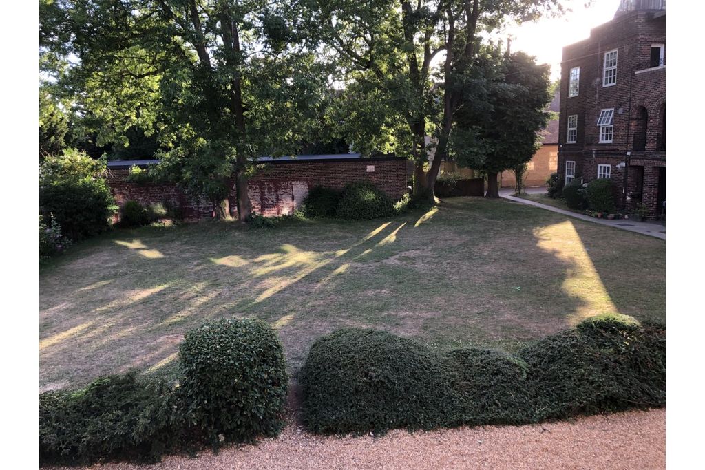 Property photo 1 of 12 Communal Gardens