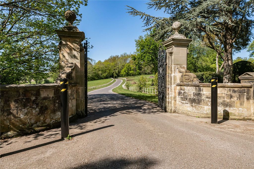 Property photo 3 of 32 Listed Gate Pillars