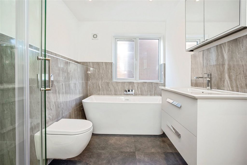 Property photo 2 of 20 Bathroom