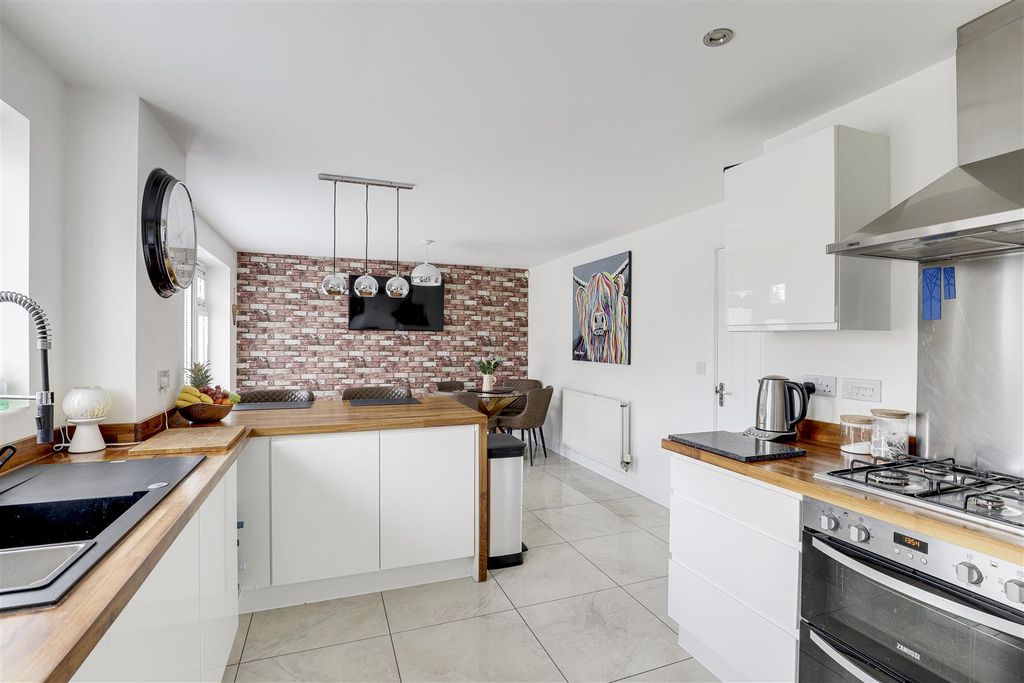 Property photo 3 of 26 7372.Jpg