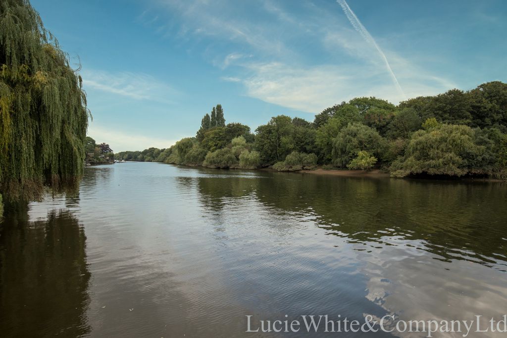 Property photo 3 of 12 River Thames