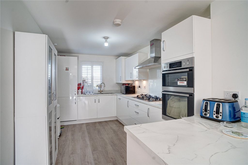 Property photo 3 of 12 Kitchen