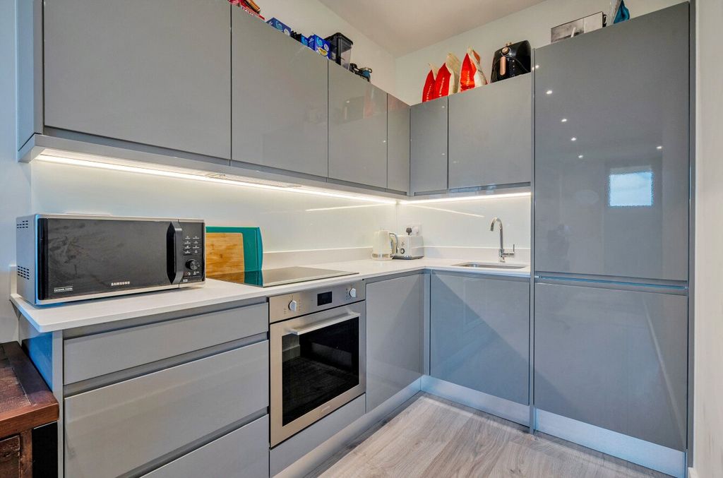 Property photo 3 of 19 Kitchen