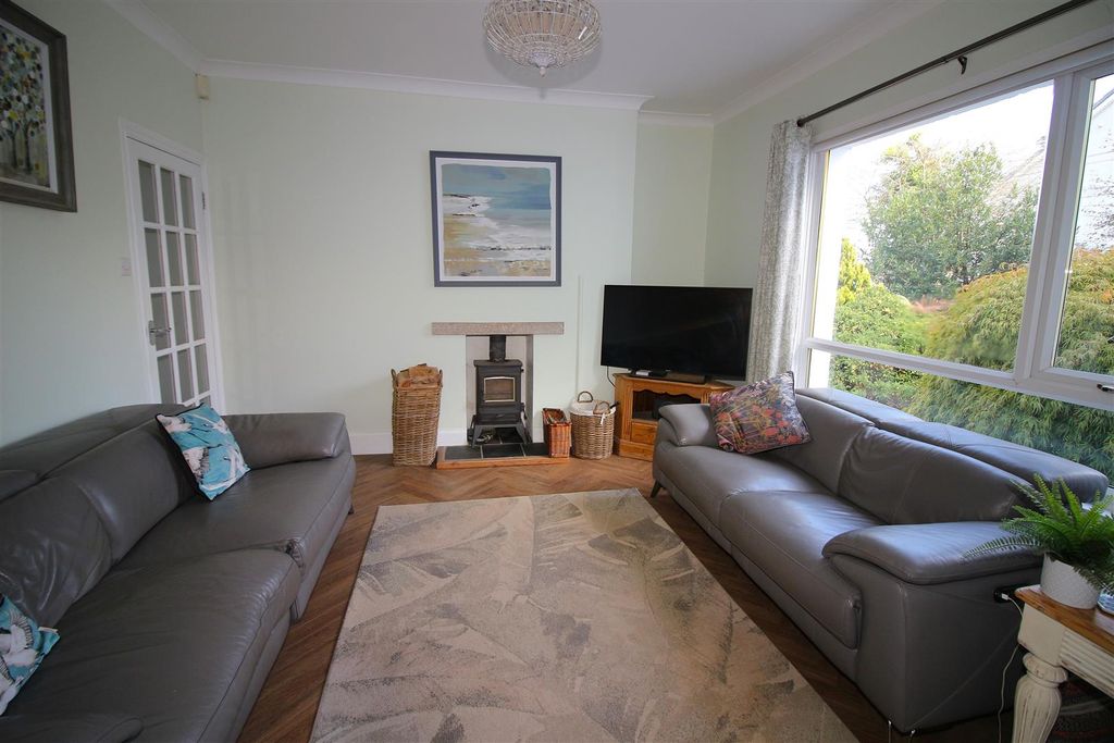 Property photo 3 of 37 Lounge