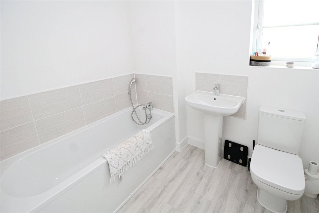 Property photo 3 of 15 Bathroom/Wc