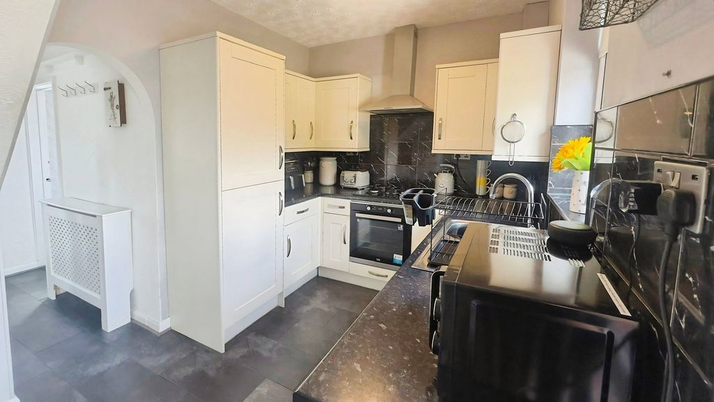 Property photo 2 of 32
