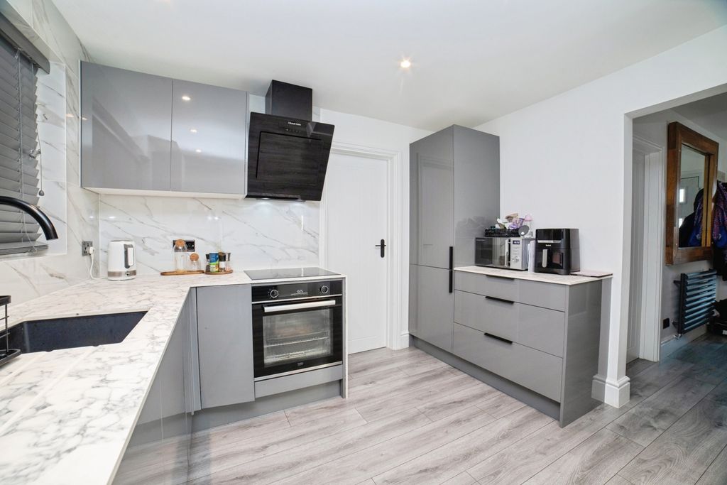 Property photo 2 of 17 Kitchen