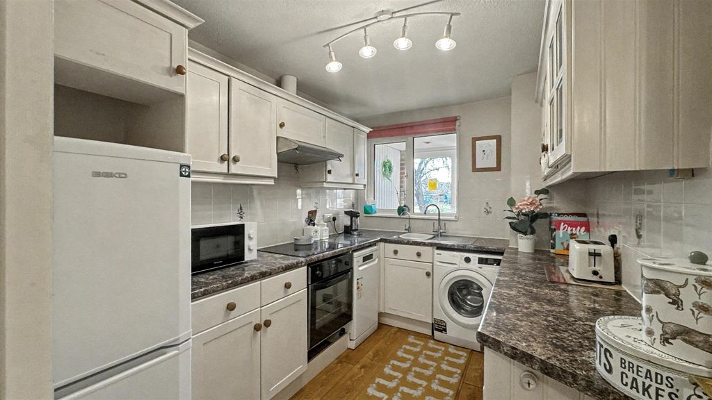 Property photo 3 of 7 Kitchen