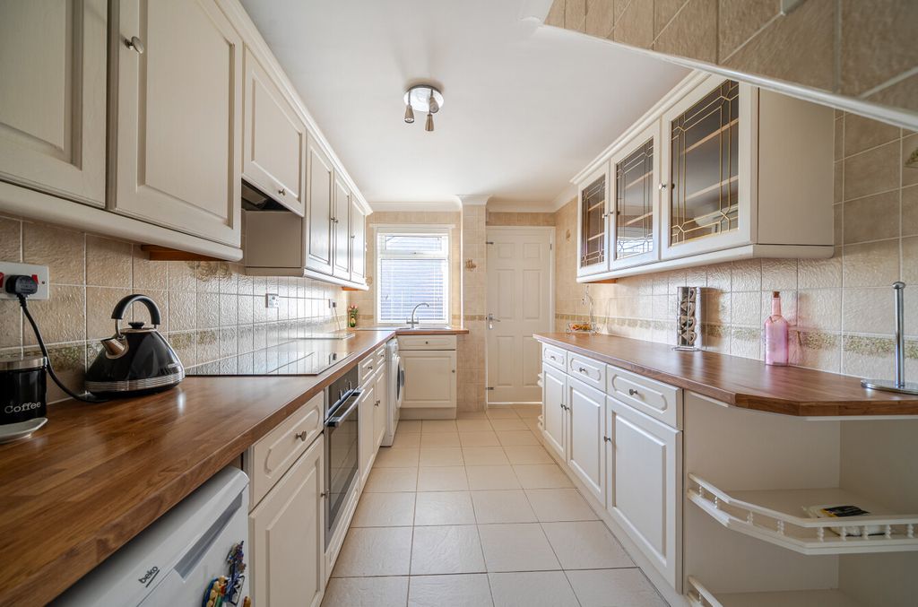 Property photo 3 of 13 1394429-9-6945470...