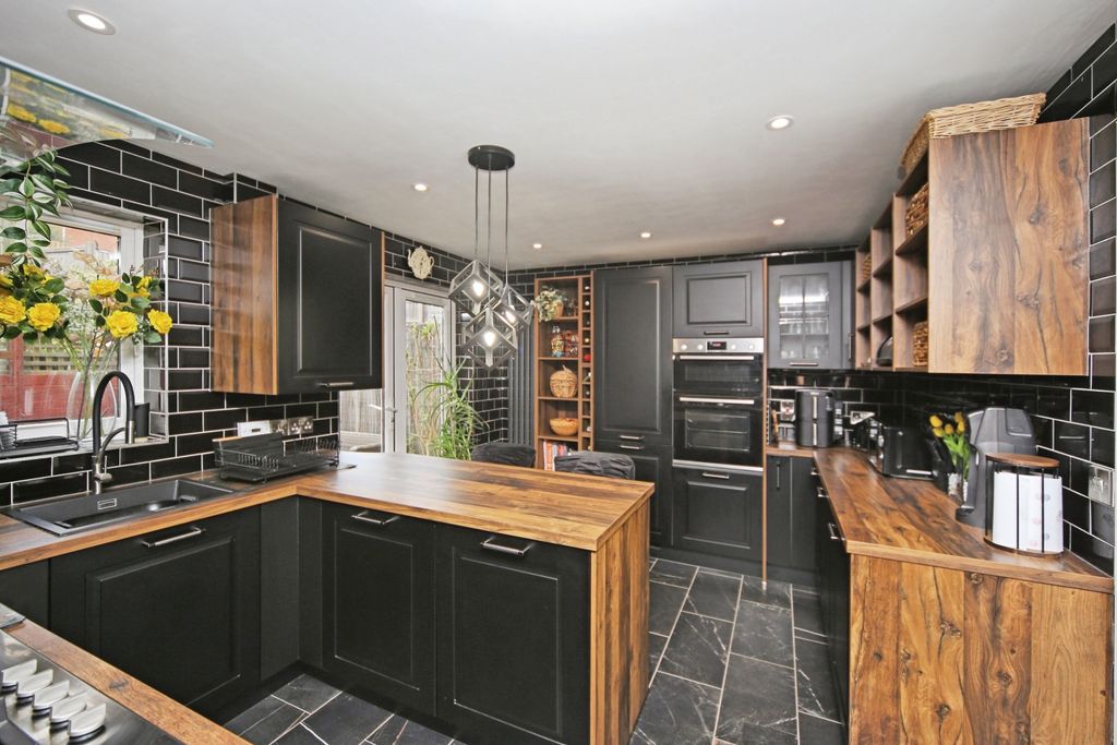 Property photo 3 of 21 Kitchen/Breakfast Room