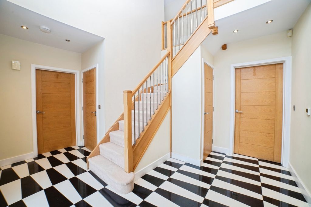 Property photo 3 of 44 Entrance Hall