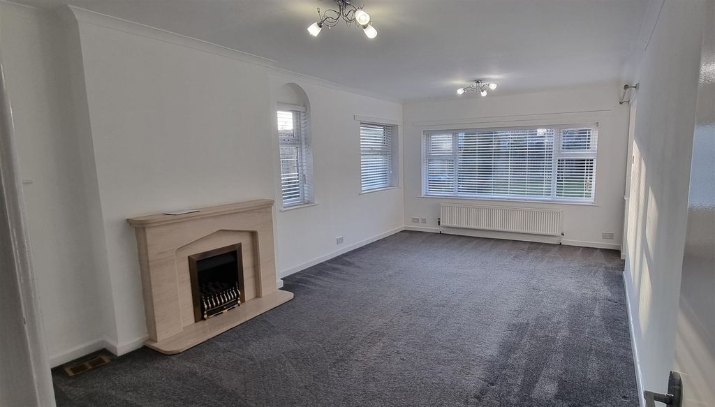 Property photo 3 of 25 Lounge