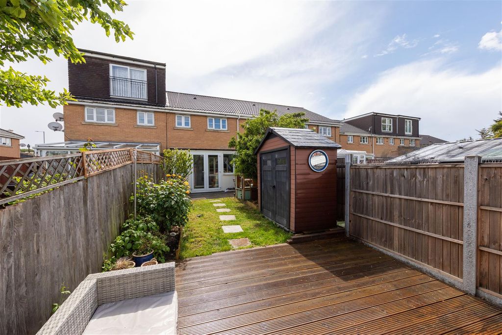 Property photo 3 of 17 Forster Close, Ig8