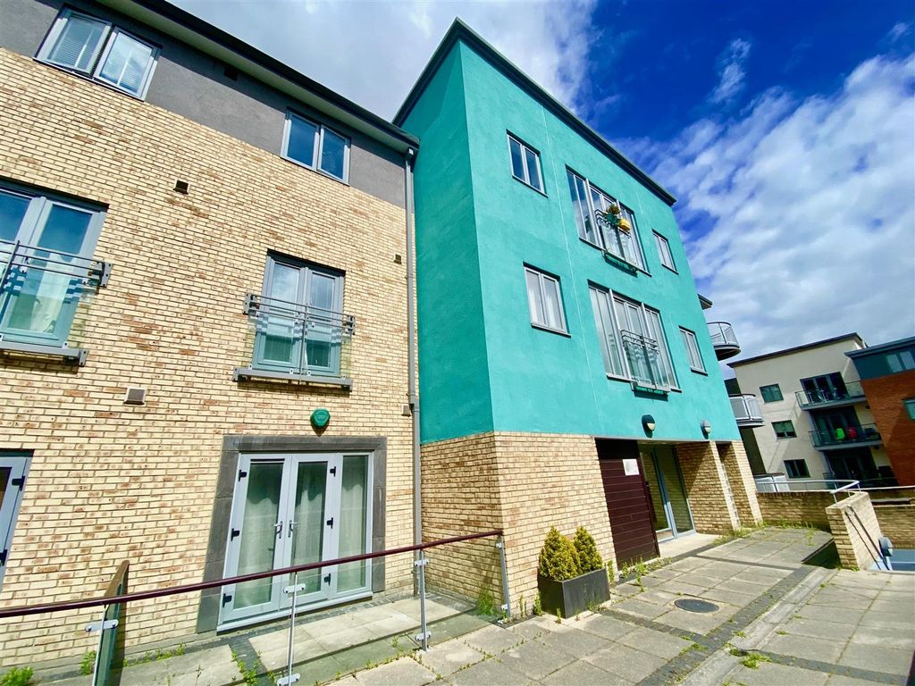 Property photo 1 of 12 External