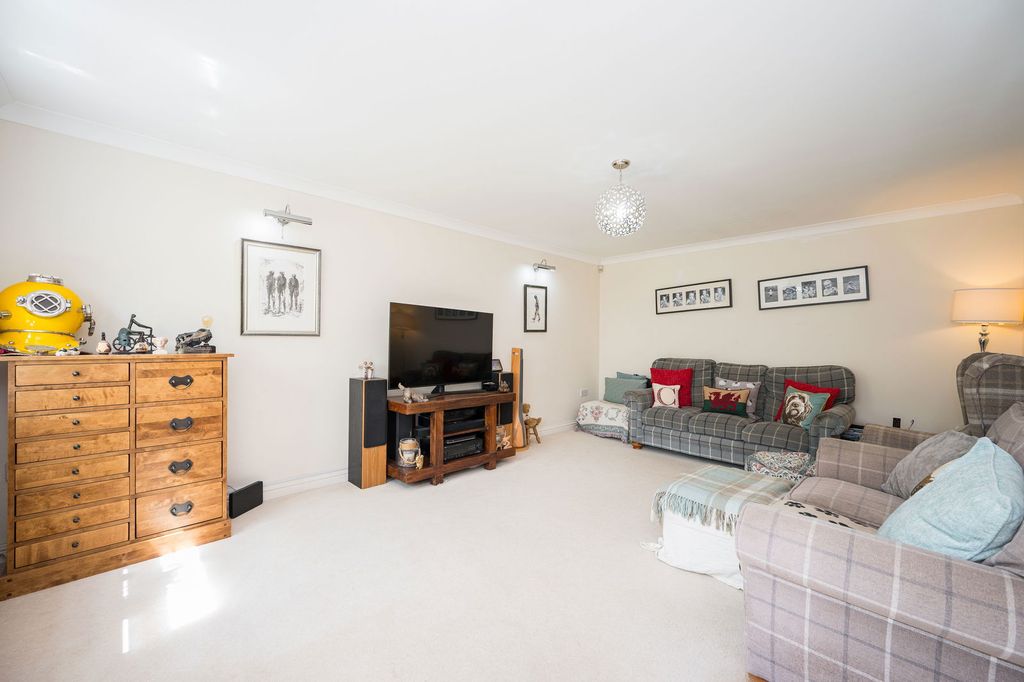 Property photo 2 of 33