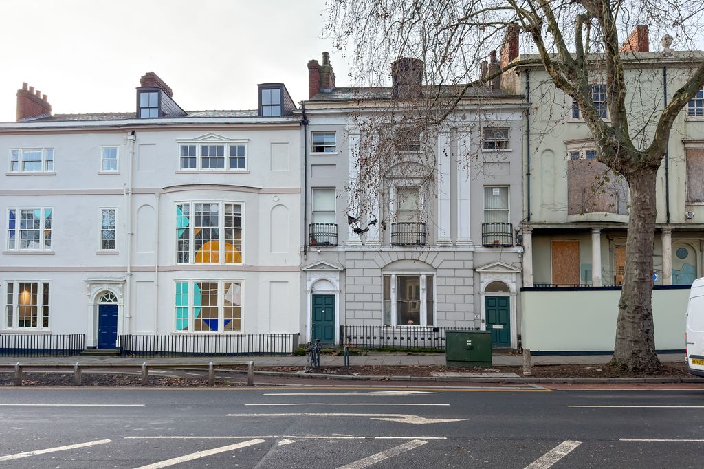 Property photo 1 of 32