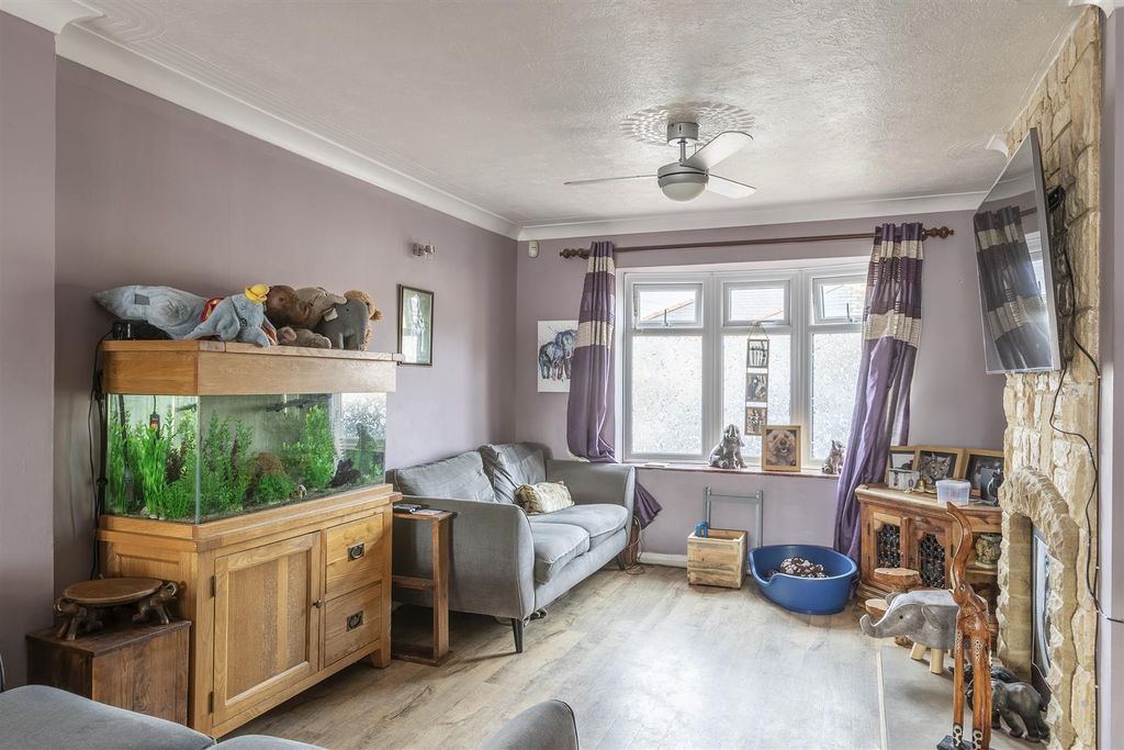 Property photo 3 of 29 Lounge