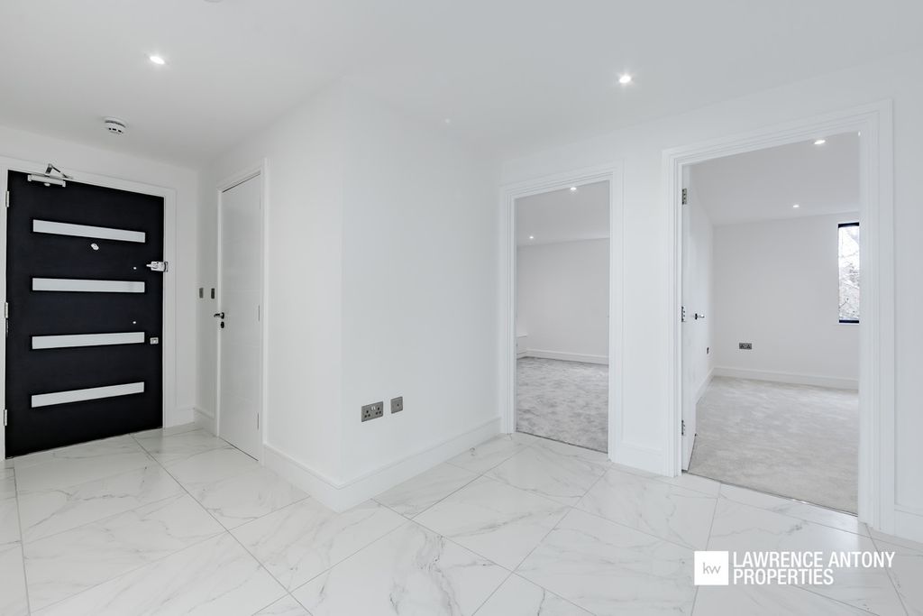 Additional image 25 of 2 bed flat for saleGrand Parade, Leigh-On-Sea SS9