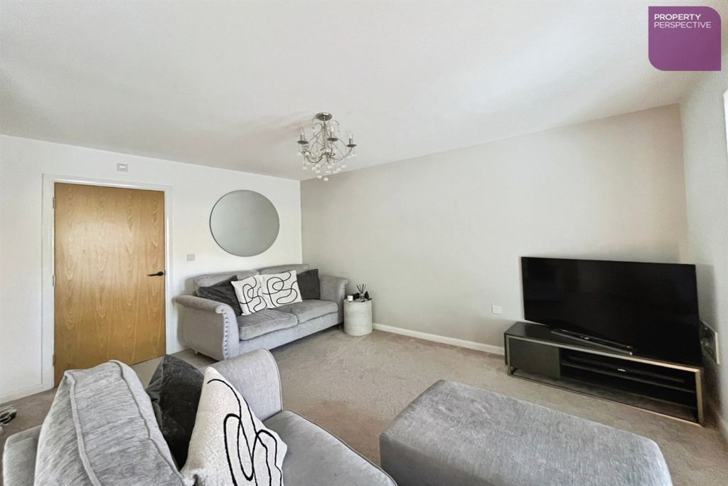 2 bed flat for saleStapeley CW5 photo 4