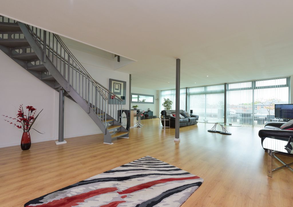 Property photo 1 of 33
