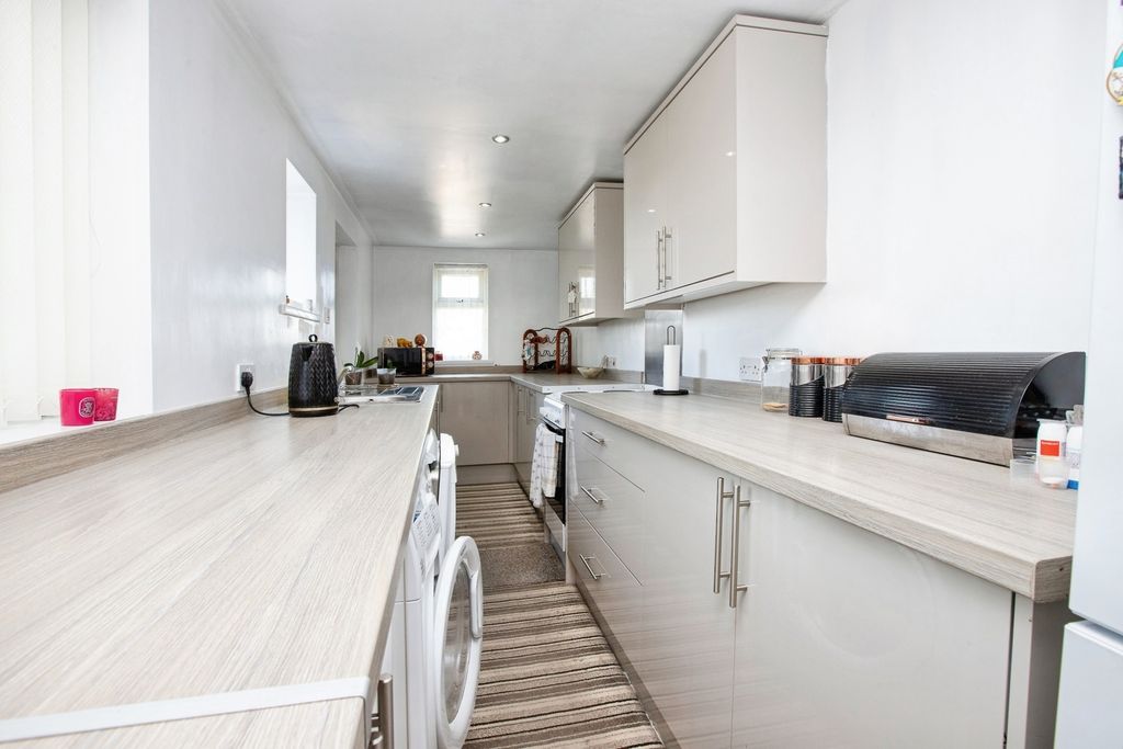 Property photo 3 of 16 Kitchen