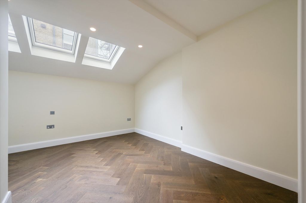 Property photo 3 of 11 Loft