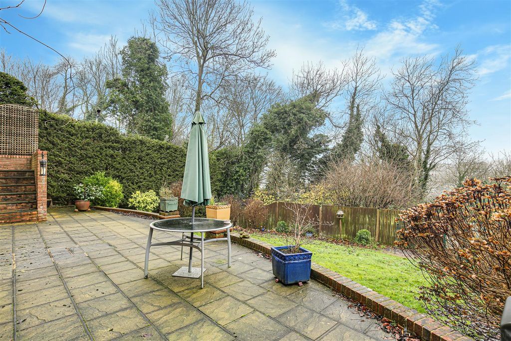 Property photo 2 of 13 27 Garden.Jpg
