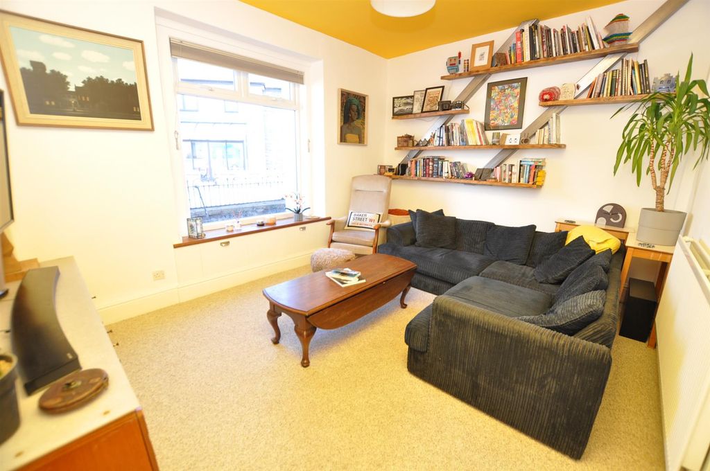 Property photo 3 of 21 Lounge
