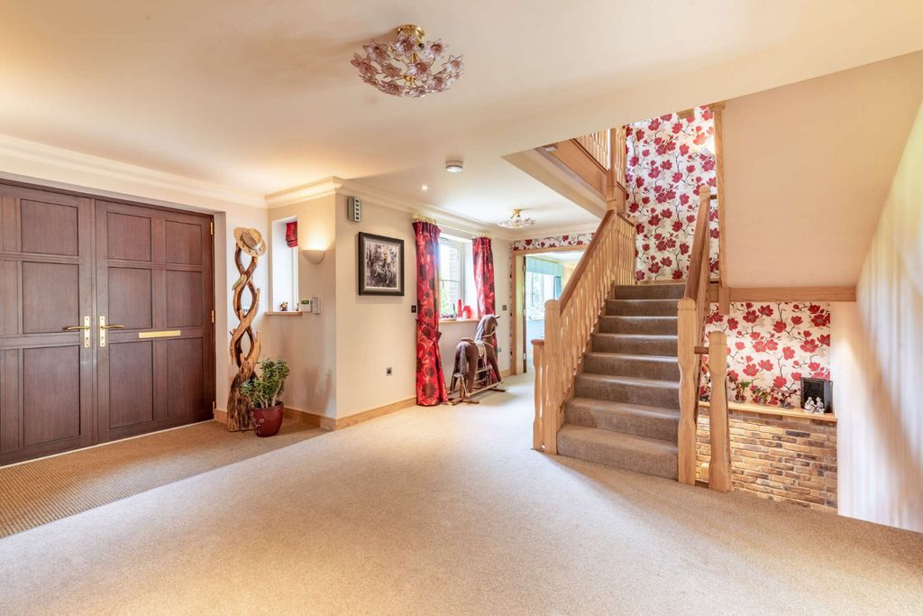 Property photo 3 of 17 Entrance Hall