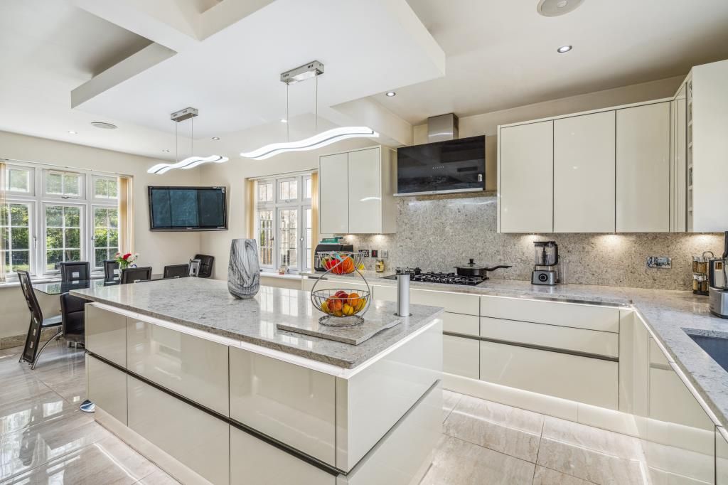 Property photo 2 of 27 Kitchen